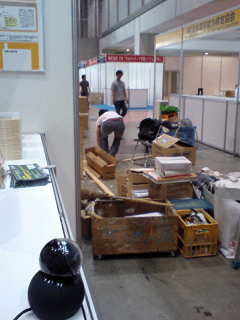 ブース設置作業中